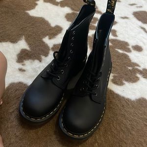 1460 WOMEN'S SMOOTH LEATHER LACE UP BOOTS